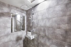 Business Double Room, 1 Double Bed, City View | Bathroom | Shower, free toiletries, hair dryer, towels - Paradise Hotel (Icheon)