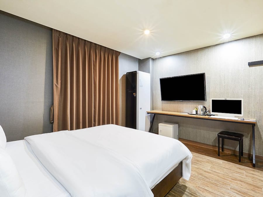 Business Double Room, 1 Double Bed, City View | Desk, laptop workspace, free WiFi