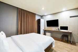 Business Double Room, 1 Double Bed, City View | Desk, laptop workspace, free WiFi - Paradise Hotel (Icheon)