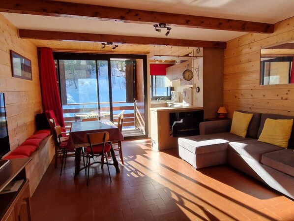 TV - Renovated T2 apartment at the slopes, for 6 guests (Enchastrayes)