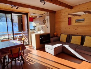 TV - Renovated T2 apartment at the slopes, for 6 guests (Enchastrayes)