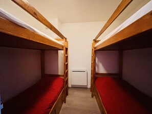 A room with two bunk beds, a white radiator, and a plain wall. - Spacious 2-room apartment for 9 with terrace in Plan Peisey (Peisey-Nancroix-Plan Peisey)