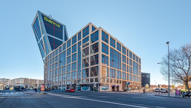 Un bâtiment moderne doté d’une façade en verre remarquable et d’un design angulaire original.