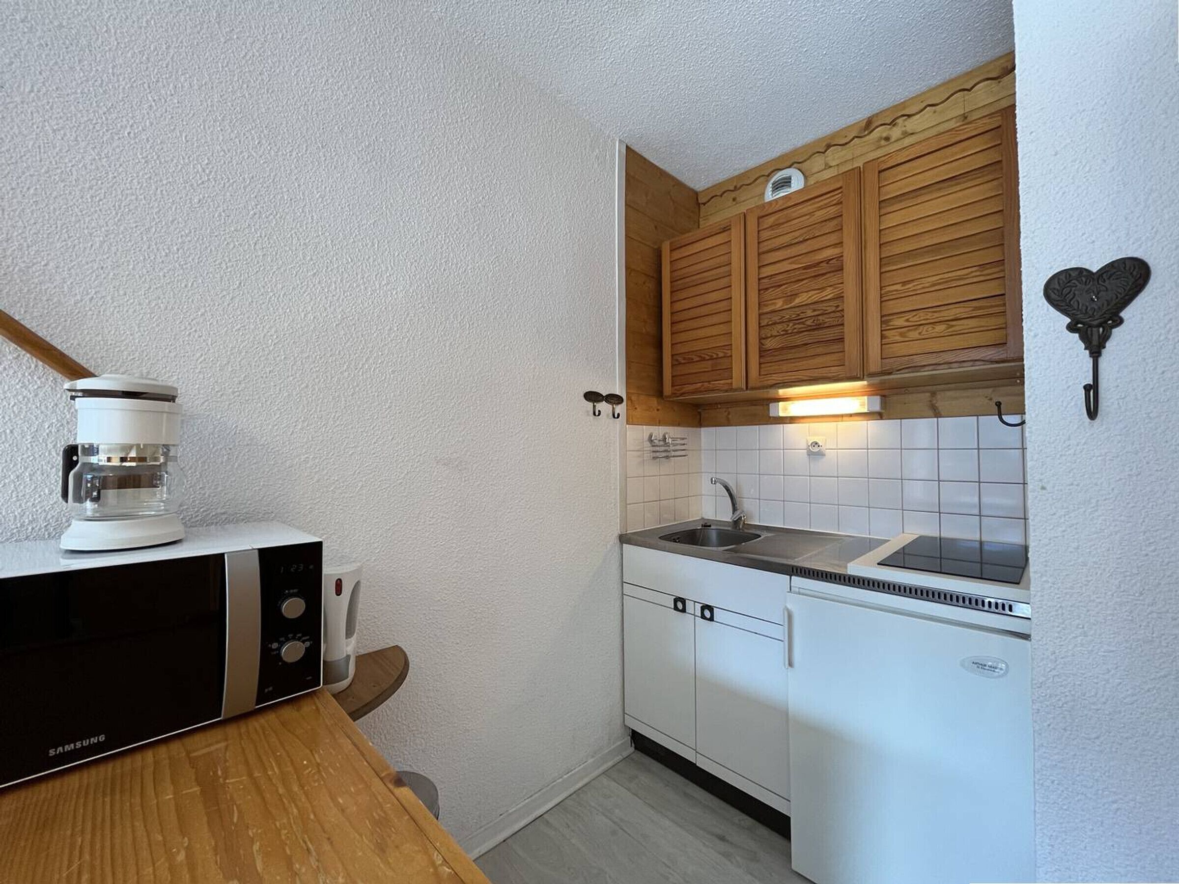 Kjøleskap, mikrobølgeovn, kaffetrakter/tekoker og brødrister