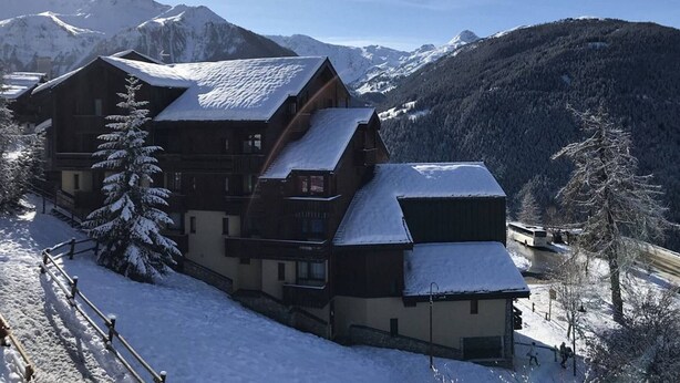 A large wooden lodge with multiple floors and a sloped roof, surrounded by snow-covered mountains and a clear sky. - Studio for 4 near slopes, balcony, pets allowed - Vallandry (Peisey-Vallandry)