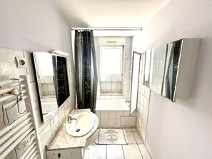 Bathroom - Renovated house, 2 bedrooms, air-con, parking, pets allowed, Port-la-Nouvelle (Port-la-Nouvelle)