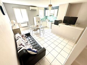 TV - Renovated house, 2 bedrooms, air-con, parking, pets allowed, Port-la-Nouvelle (Port-la-Nouvelle)