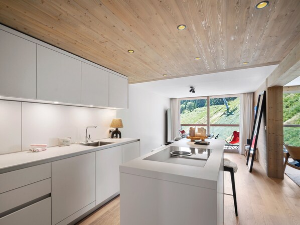 Geladeira, micro-ondas, cooktop, lava-louças