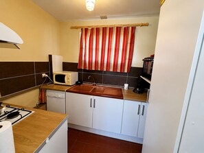 Refrigerador, horno, parrilla de estufa y lavavajillas 