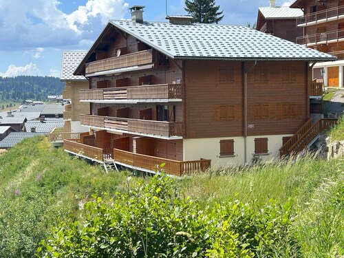 Spacious Duplex with Balcony in Les Saisies, 4 Bedrooms, Sleeps 8, Includes Garage