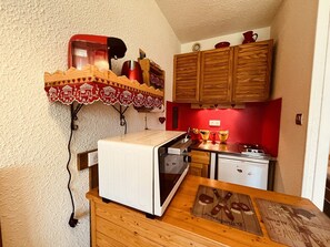 Mikrovågsugn, ugn, kaffe- och tebryggare och brödrost