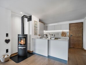 Kühlschrank, Ofen, Geschirrspüler, Wasserkocher mit Kaffee-/Teezubehör