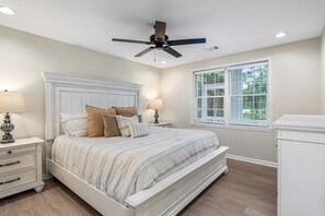 5 slaapkamers, een bureau, een strijkplank/strijkijzer, wifi