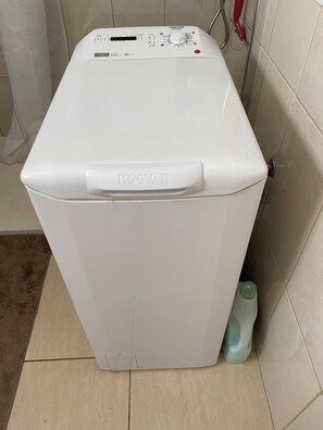 Een douche, een haardroger, handdoeken, zeep