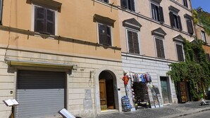 Un edificio de varios pisos con una tienda en la planta baja que exhibe diversos artículos.