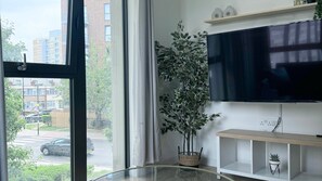 Apartment | Interior - Luxury 2 bed 2 Bath, 1 min Walk From Station (London)