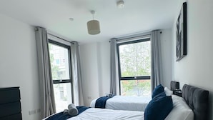 2 bedrooms, iron/ironing board, WiFi (free), bed sheets - Luxury 2 bed 2 Bath, 1 min Walk From Station (London)
