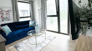 Living area - Luxury 2 bed 2 Bath, 1 min Walk From Station (London)