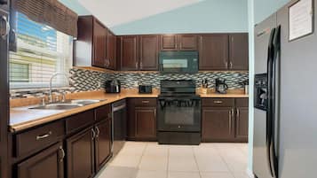 Køleskab, mikrobølgeovn, ovn, kogeplade