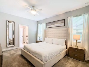 8 chambres, fer et planche à repasser, lit de bébé portatif