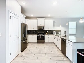 Fridge, microwave, oven, stovetop - 1209 Challenge: 8 BR, 5 BA House in Davenport, Sleeps 18 (Davenport)