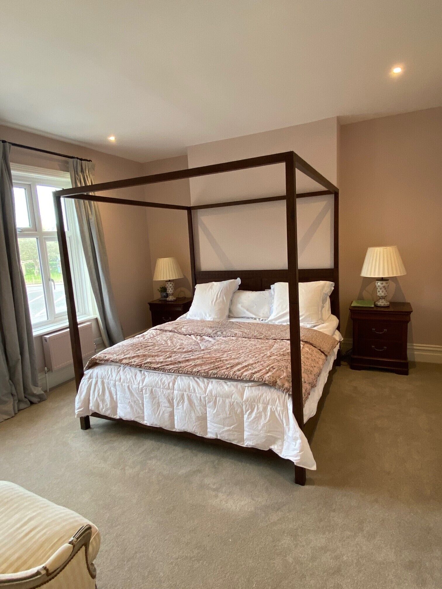 6 bedrooms, iron/ironing board, WiFi, bed sheets