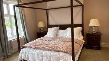6 bedrooms, iron/ironing board, WiFi, bed sheets