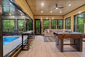 Interior - Rustic Cabin Retreat・Sleeps 10・Indoor Pool・Hot Tub (Sevierville)