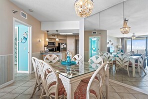 ซิกเนเจอร์คอนโด, ระเบียง, วิวชายหาด | บริการอาหารในห้องพัก