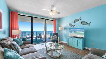 Signature-huoneisto, parveke, rantanäköala | Olohuone | 55–tuumainen äly-TV, jossa kaapelikanavat