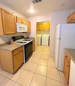 Een koelkast, een magnetron, een oven, een kookplaat