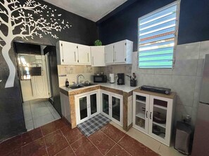 Réfrigérateur, micro-ondes, plaque de cuisson, cafetière/bouilloire