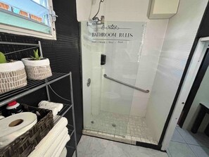 Hårføner og håndklær