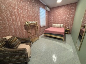 4 soverom, skrivebord, strykejern/-brett og reiseseng for barn