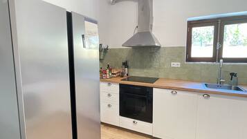 Een koelkast, een magnetron, een oven, een kookplaat