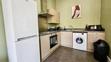 Kjøleskap, mikrobølgeovn, ovn og oppvaskmaskin