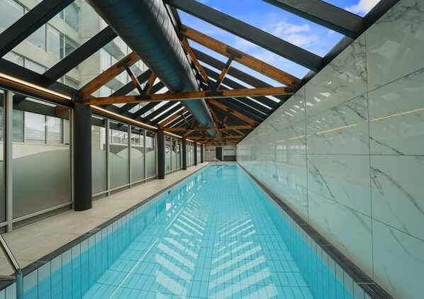 สระว่ายน้ำกลางแจ้ง