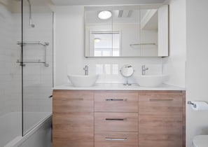 Apartamento superior | Banheiro | Banheira e chuveiro separados, secador de cabelo, toalhas de banho 