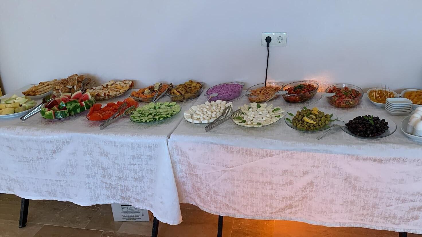 Una mesa de buffet con diversos alimentos.
