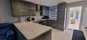 ثلاجة، ميكروويف، فرن، موقد طهي مسطح