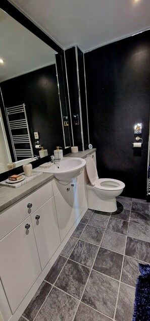 تجهيزات دش، مجففات شعر، مناشف، صابون