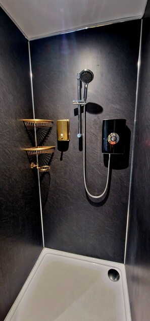 Dusche, Haartrockner, Handtücher, Seife
