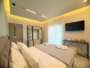 3 bedrooms, in-room safe, iron/ironing board, free WiFi