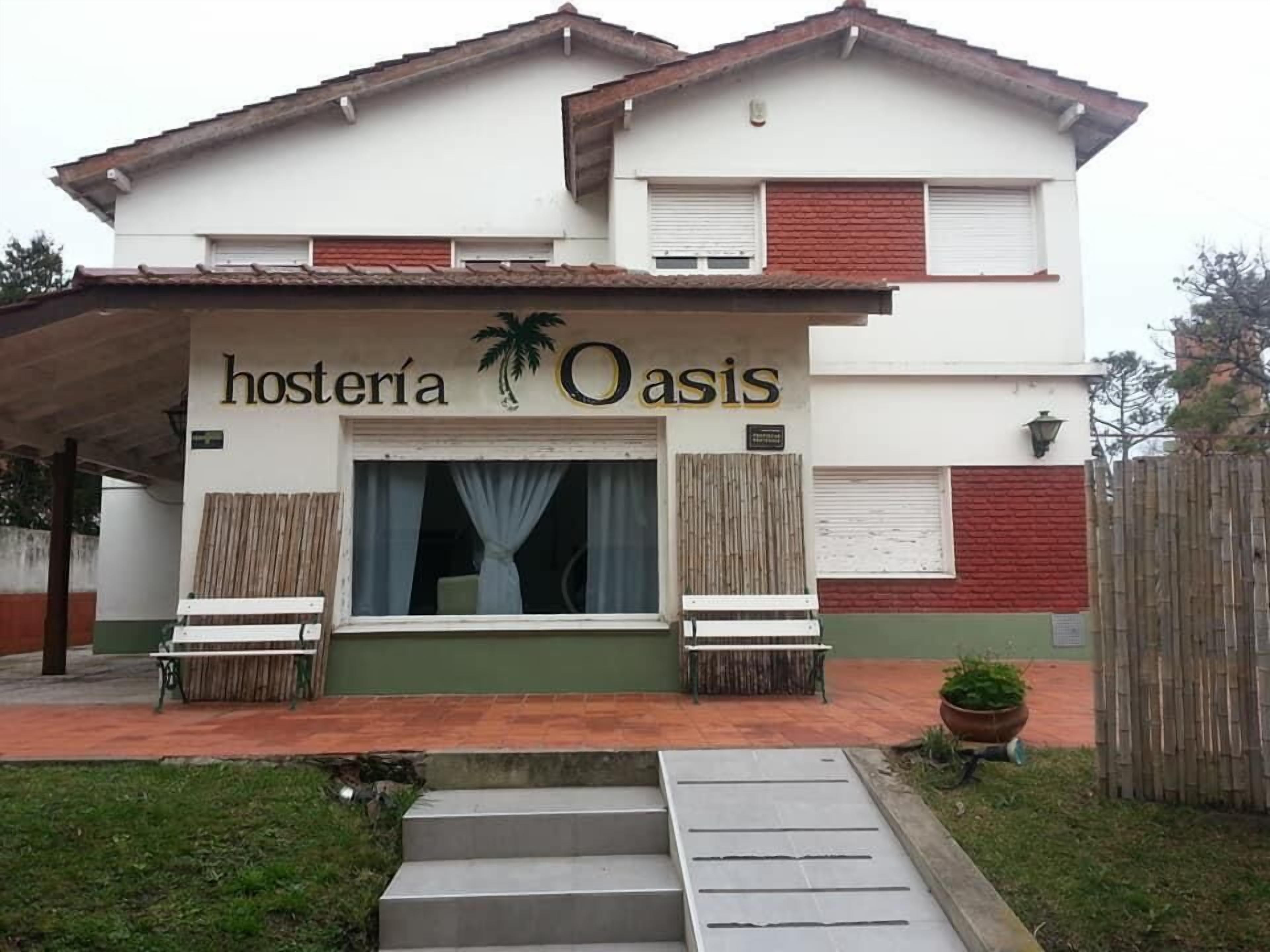 Un bâtiment à deux étages sur lequel on peut lire l’inscription « Hostería Oasis ».