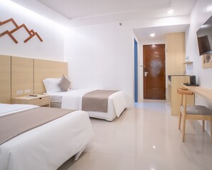 Minibar, tabla de planchar con plancha, wifi gratis y ropa de cama 