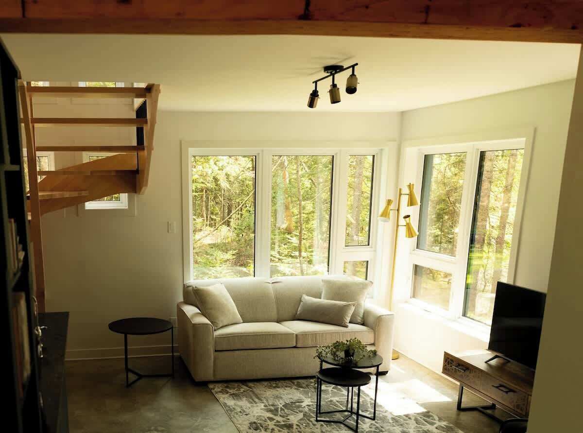 Télévision, cheminée, espaces bureaux