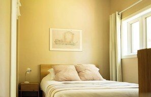 2 habitaciones, tabla de planchar con plancha, cuna de viaje y wifi 