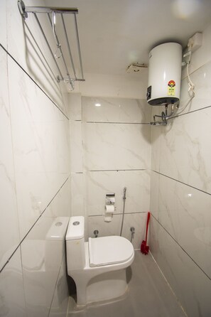 Chambre triple Deluxe | Salle de bain | Douche, serviettes fournies, savon, papier de toilette