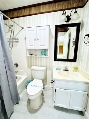 Shower, hair dryer, towels - Awesome Studio at Bay Tree, 1st floor (Little River)