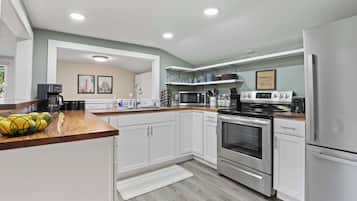 冰箱、微波炉、烤箱、炉灶